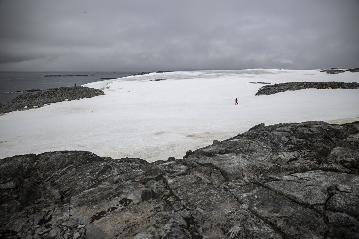 Akpınar, Türkiye tarafından gerçekleştirilen 3. Ulusal Antarktika Bilim Seferi'nde, 2019 yılındaki seferde Antarktika kıtasında hem Dismal Adası hem de Horseshoe Adası'nda jeodinamik noktaların tesis edildiğini, bu noktalarda 4 ila 12 saatlik GNSS gözlemleri gerçekleştirildiğini aktararak, şunları kaydetti: "4. seferde, 2020 yılında ise şu an üzerinde bulunduğumuz Dismal Adası'nda sabit GNSS istasyonumuz tesis edilmiştir. Türkiye'nin bu bölgede, Antarktika kıtasında 3 tane sabit GNSS istasyonu mevcut. Bunlardan bir tanesi bizim üzerinde bulunduğumuz Dismal Adası'nda, diğer ikisi ise Horseshoe Adası'nda bulunmaktadır. Şu an biz Antarktika kıtasındayız fakat ana karanın üzerinde değiliz. Dolayısıyla bizim yapmış olduğumuz ölçümler sadece ana karayı değil, aynı zamanda ana karanın etrafındaki okyanuslarla ilgili tektonik değişimleri de tespit edebilmemiz açısından önem arz etmektedir. Antarktika levhası, sürekli hareket halinde olan ve çarpışmalardan dolayı ortaya çıkan depremler dolayısıyla sürekli değişim gösteren tektonik bir plaka. Sadece Antarktika ana karasını değil, aynı zamanda çevresindeki okyanusların bir kısmını da içermektedir. Dolayısıyla bizim istasyonumuzun üzerinde bulunduğumuz Dismal Adası'nda bulunması, Antarktika plakasının hareketinin tespiti için önem arz ediyor. Aynı zamanda Antarktika yer bilimleri literatürüne de katkı sağlamamızı sağlayacak. Hem bizim sabit GNSS istasyonumuzun yapmış olduğu gözlemler hem de bizim bu bölgede bugün, bundan sonraki dönemde yapacağımız jeodinamik noktalardaki ölçümler bilimsel anlamda önemli diye nitelendirebiliriz."<br>