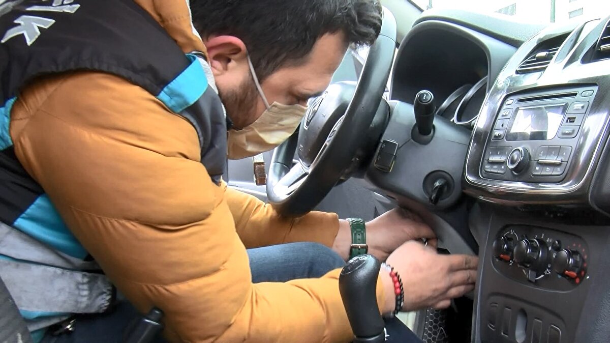 Aksaray'dan aldığı turistleri Eminönü'ne getiren taksici denetime takıldı. Denetim yapan ekipler taksimetrede 250 TL yazmasından şüphelenerek araçta inceleme yaptı. 