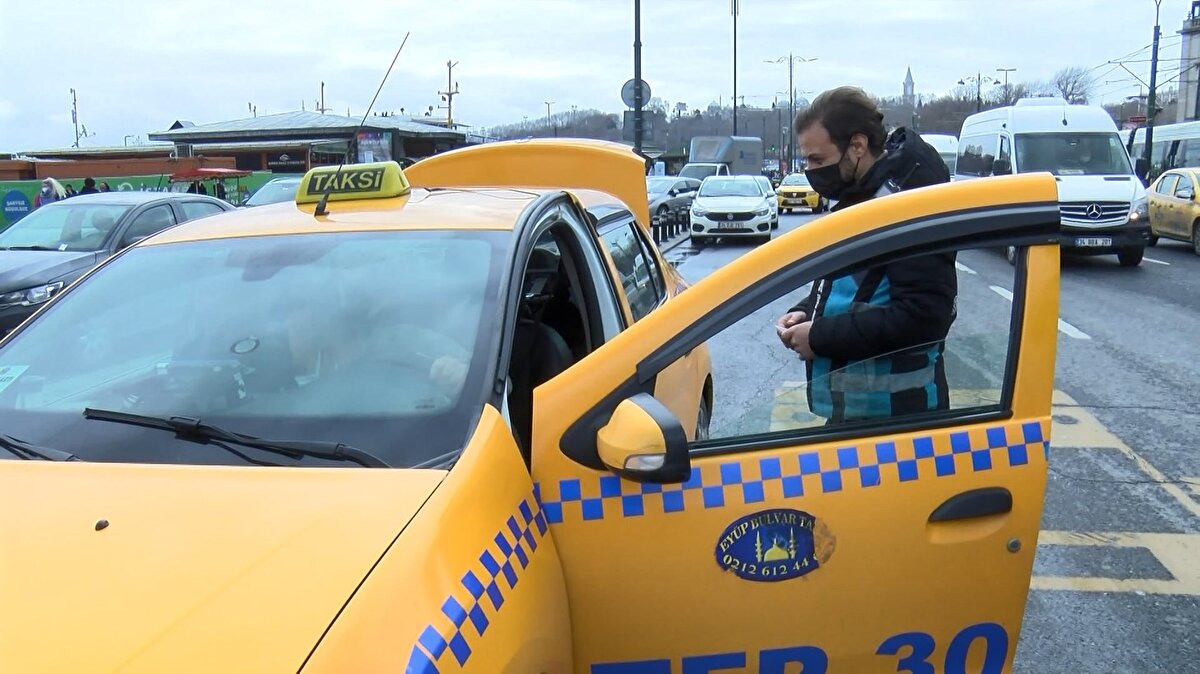 Ayrıca ekipler, turistleri telefonda çevirmenle görüştürdü. Yapılan görüşmede turistlerin taksiye 10 dakika önce bindiği anlaşıldı. Ekipler araç üzerinde yaptığı incelemede direksiyon altında taksimetre ücretine müdahale ettiği düşünülen bir düğme buldu. Taksi, inceleme yapılmak üzere emniyet otoparkına çekildi. 