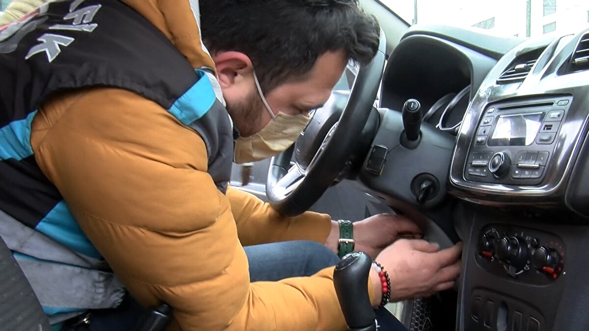 Taksimetre ve emniyet kemerinden dolayı ceza kesilen taksici Osman Şahin, "Emniyet kemeri takamıyorum. Çocukluğumdan beri üzerimde bir stres var. Ondan dolayı takmıyorum. Durak yolcusu 20 TL zaten yabancı değil ki Türk yolcu. Yakın mesafe olduğu için açmadım. 20 TL tutuyor zaten. Abartılacak bir durum yok" dedi. Bir diğer taksi şoförü de yeni yolcu indirdiği için emniyet kemeri takmayı unuttuğunu söyledi.