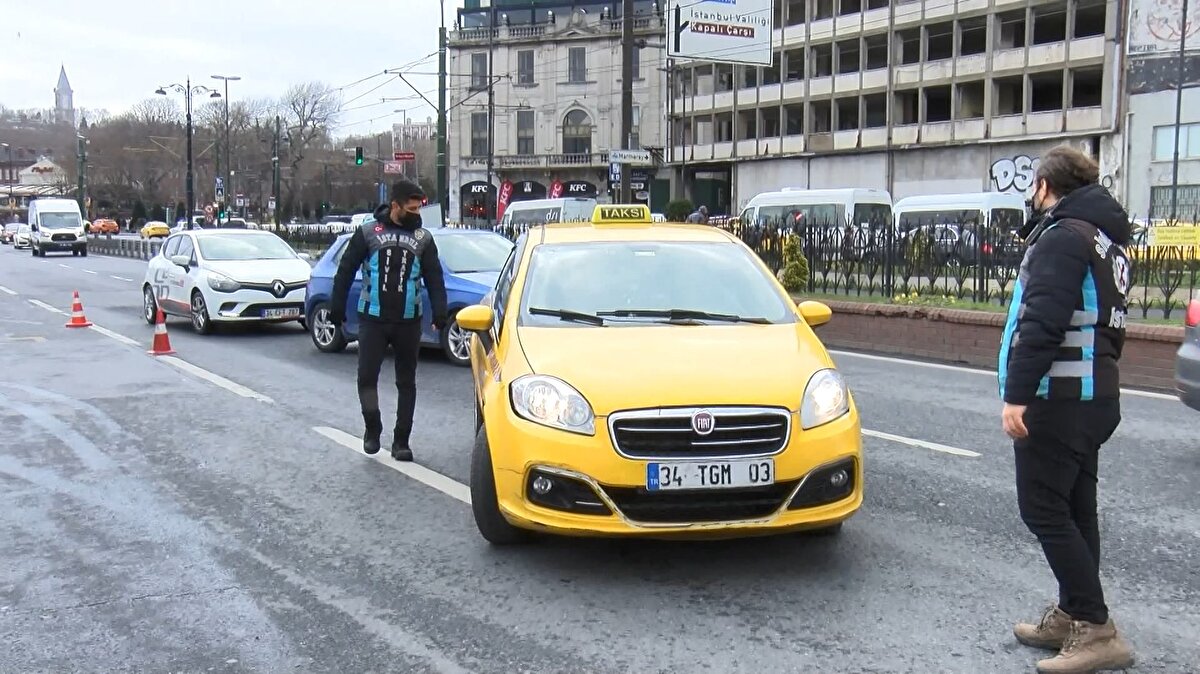 İstanbul Emniyet Müdürlüğü Trafik Denetleme Şube Müdürlüğü'ne bağlı ekipler, Eminönü'nde taksicilere yönelik denetim gerçekleştirdi.