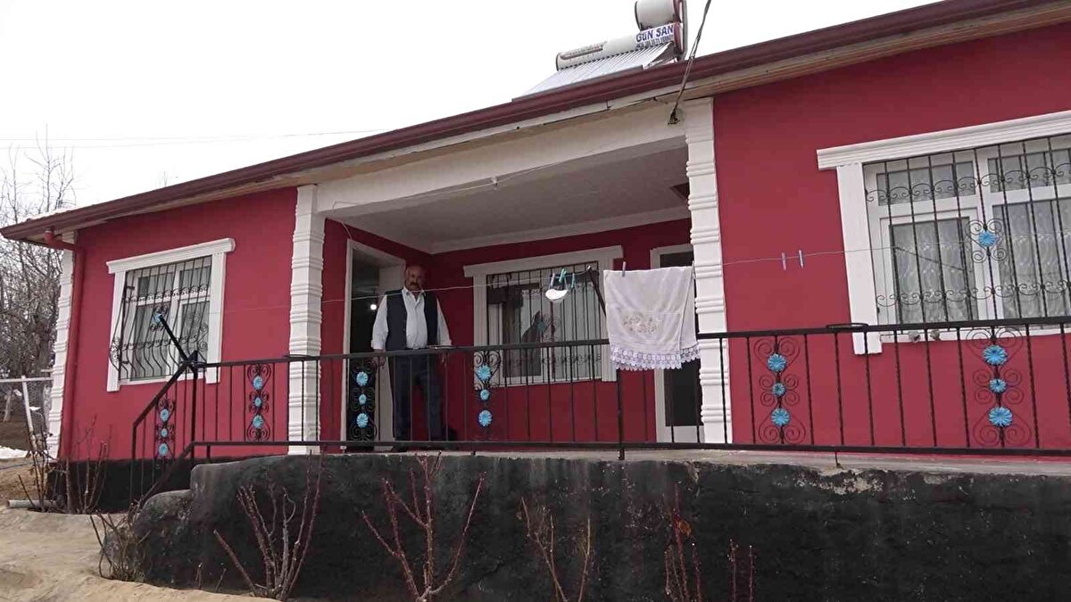 Kırıkkale'nin Keskin ilçesine bağlı Kaçak köyünde çiftçilik işiyle uğraşan Zeki Baran (52), 20 gün önce mantar toplamak için araziye çıktı. Kavak ağaçlarının çevresinde bir süre mantar aradıktan sonra tarlasını kontrole giden Baran, tesadüfen gördüğü taşlar dikkatini çekti. Eline aldığı taşların ağırlığını fark edince gök taşı olduğundan şüphe etti. İrili ufaklı yaklaşık 100 kilogram kadar tarlasındaki bütün taşları toplayıp evine götürdü. Diğer taşlara göre farklı bir yapıya sahip olduğunu görünce yaptığı araştırma neticesinde de taşların, gök taşı olduğunu tespit etti.