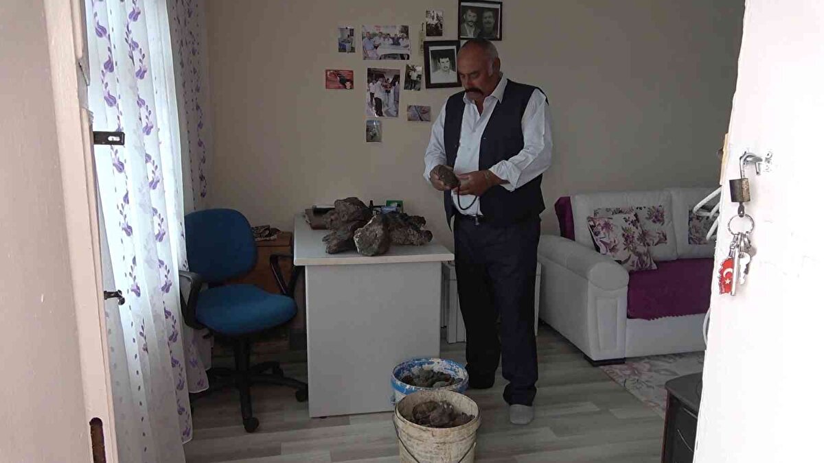 İnternetteki diğer göktaşları ile elindeki taşların aynı olduğunu fark ettiğini dile getiren Baran, "Yine aynı benim gibi bir tane çiftçi vatandaşımız Çorum'da bulmuş 58 kilogram. Amerika'ya 180 bin dolara sattığını öğrendim internette. Onda gördükten sonra benim taşlarla karşılaştırdım. Aynı taş olduğunu fark ettim. Bunları satmak istiyorum. Araştırdığıma göre de bunu Rusya, Amerika, Almanya, İngiltere, Fransa'nın aldığını öğrendim. Bu taşları da almak isteyenler olduğu zaman bana ulaşırlarsa bu taşları alıp paraya çevirip hayırlı işlerde kullanmak istiyorum. Kaçak köyünde yaşıyorum. Bu köyde 20 yıl muhtarlık yaptım" diye konuştu.<br>