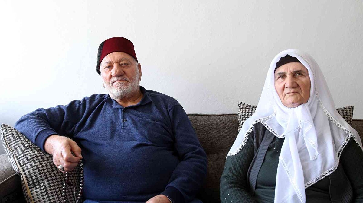 Zekiye Çakır ile evlenebilmek için çok çile çektiğini dile getiren İsa Çakır (79), "Yaşım 18 iken eşime âşık oldum. Vermediler, çok çile çektim. En sonunda kardeşi sebep oldu ve aldım. Almanya’ya götürdüm. Daha sonra tekrar Kelkit’e geri geldim. Yaş geldi, ihtiyarlık başladı, kilometreyi doldurdum. Nasıl sevmem, ilk gördüm âşık oldum. Genç yaşlarımda, bir ceviz ağacına çıkardım evleri görünürdü, kapının önüne çıksın da göreyim diye neler çektim. Mektuplar yazdım, şiirler okudum. Eşimi bana bir süre vermediler, işi yok sigortası yok bu bakamaz diye. Yaşı da benden küçüktü. Eskiden tarlalardan pancar toplardılar, şimdiki eşim de gitti o zamanlar nişanlıyız bunun fotoğrafını çektim, orada bir kişi görmüş gitmiş haber vermiş. Annesi de demiş ki helali çeksin size ne. Bizim evliliğimiz 60 yıla dayandı, o gün bugündür elim kalkmamıştır eşime. Yoksulluk da göstermedim. Allah’ım bizi Sevgililer Günü’ne kavuştursun, ben eşimi çok seviyorum. Hala da sevgim sabahtan kalktığımda sanki yeniden nişanlanmış gibi oluyor. Her sabah namaza kalkar, kalkmadığı zaman bir şey mi oldu diye endişelenir kalkar bakarım. O da bu hizmeti, hürmeti bana yıllarca gösterdi. Paramı pulumu hep ona emanet ettim, ben hiçbir şeye karışmam, o cebime 500 TL harçlığımı koyar ben kahvehaneye gider çayımı içerim. Hiçbir şeyine karışmam, onun da yaşama hakkı var." dedi.<br><br>