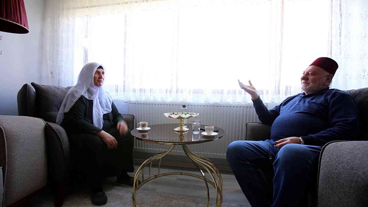 Zekiye Çakır’ı ilk gördüğü anda âşık olduğunu söyleyen İsa Çakır, evlenmeden önce Zekiye Çakır’ı görebilmek için ağaçların üzerine çıktığını, şiirler okuduğunu ve evlendikten sonra da her sabah uyandığında yeni nişanlanmış gibi sevgisinin taze kaldığını söyledi.<br><br>