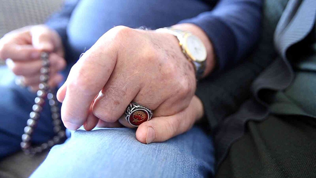 Zekiye Çakır ise, eşinin hasta veya morali bozuk olmadığı zamanlarda kendisine günde 100 defa “seni seviyorum” dediğini ve sürekli güzel sözler söylediğini dile getirdi.<br><br>