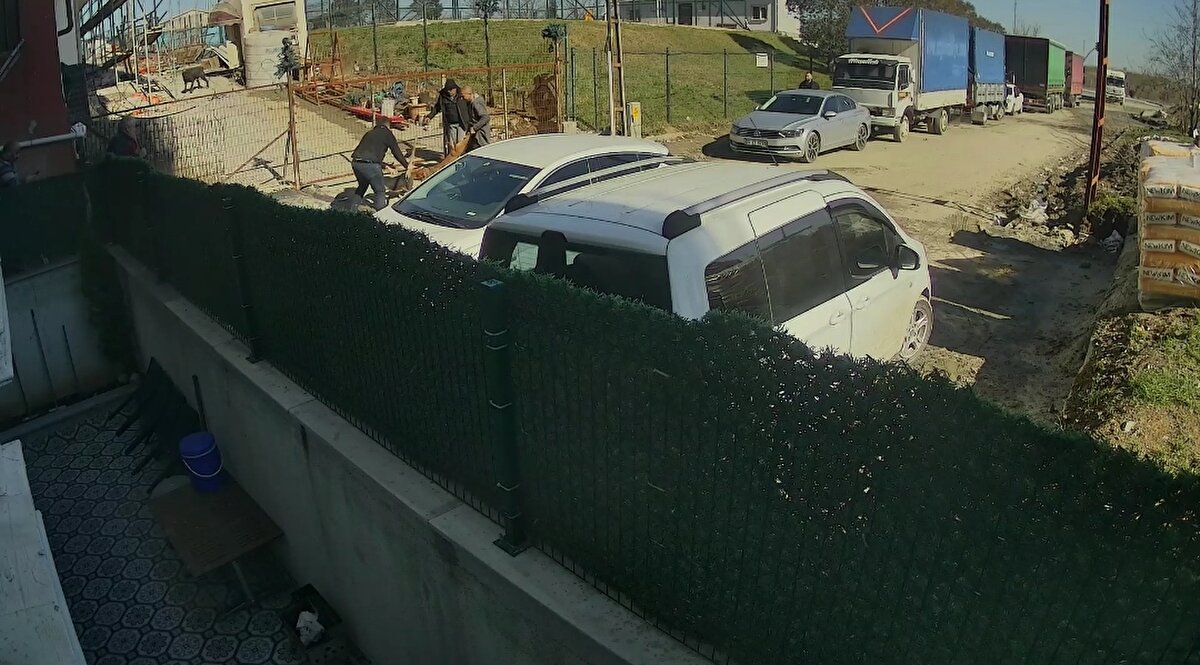 Saldırı sonucu yaralanan köpek ise sahibi tarafından veterinerliğe götürüldü. Burada tedavisi yapılan köpeğin ameliyata alındığı, sol ön bacağının kırıldığı ve çenesinden yaralandığı öğrenildi. Yaşanan dehşet anları ise güvenlik kamerasına ve cep telefonu kamerasına yansıdı.