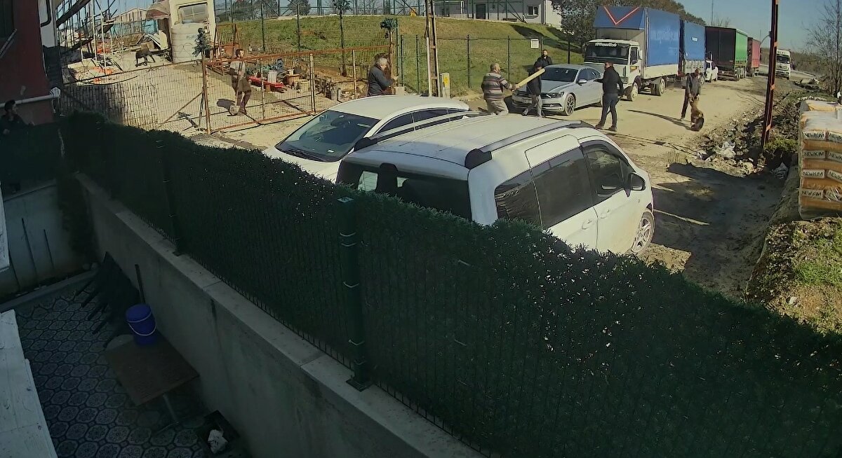 Olay anını anlatan esnaf Mustafa Kendiroğlu, "Burada komşumuzun Pitbull'u var. Köpeğin kaydı yok. Olay günü tasmasız ve ağızlıksız bir şekilde salınmış. Bu köpek bağlıydı. Sahipleri tarafından gezsin diye salınmış. Bu sırada bizim köpeğimize saldırdı. Biz kendi köpeğimizi pitbulldan zor kurtardık. Durumu belediye ilettik. Belediye ekipleri gelip pitbullu aldı. Bizim köpeğimiz de şu an veterinerliğe götürülerek, ameliyata alındı. Şu anda köpeğimizin sol ön bacağı kırık ve çenesinden yaralı" dedi.