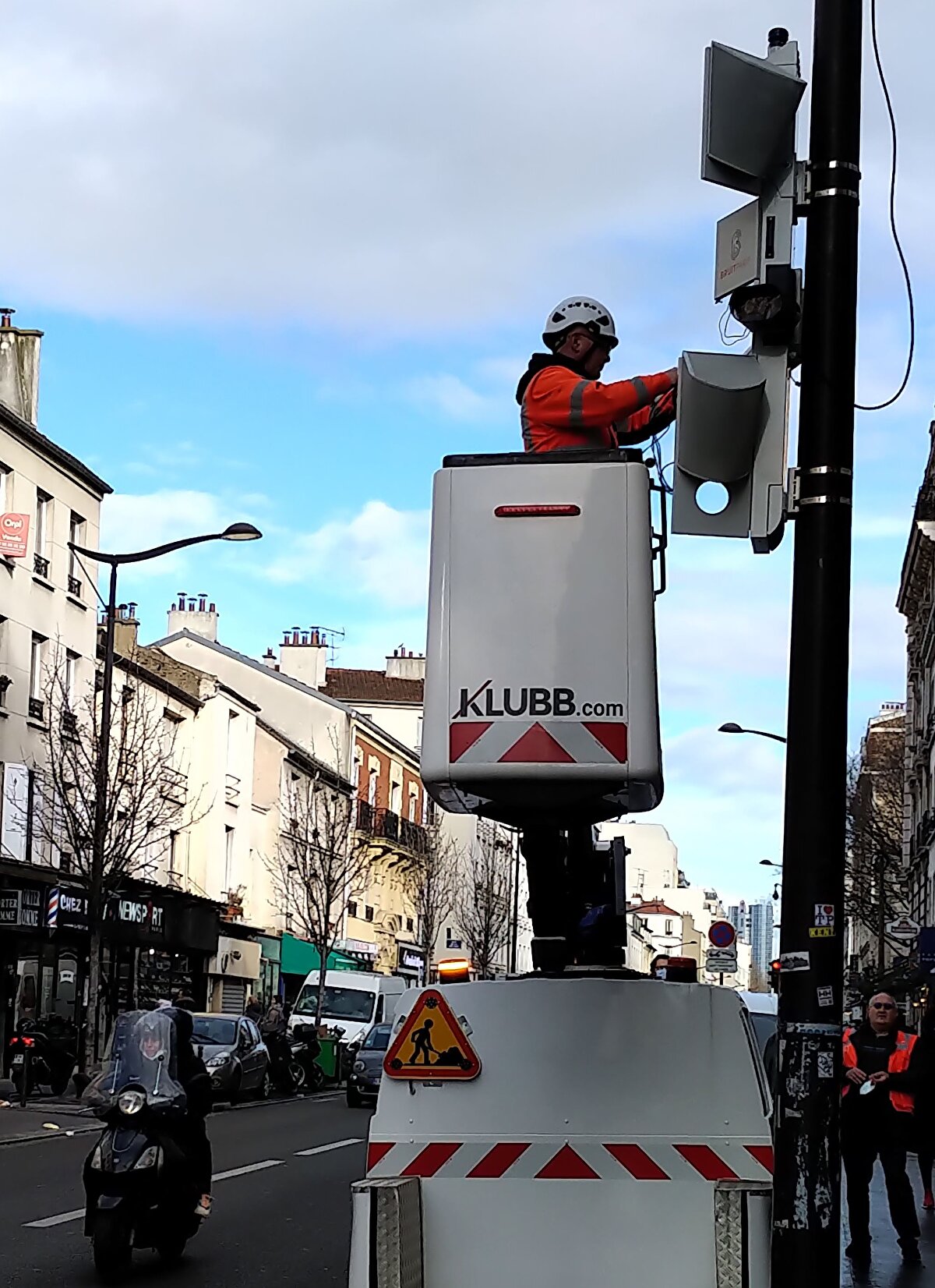 Money.co.uk tarafından Avrupa Çevre Ajansı verilerine dayanan 2021 araştırmasına göre, Paris 55 desibel veya daha yüksek trafik gürültüsüne maruz kalan Avrupa'nın en gürültülü şehirlerinden biri olduğu belirtildi. Kıyaslama Londra, Viyana ve Roma kentleri arasında yapıldı.