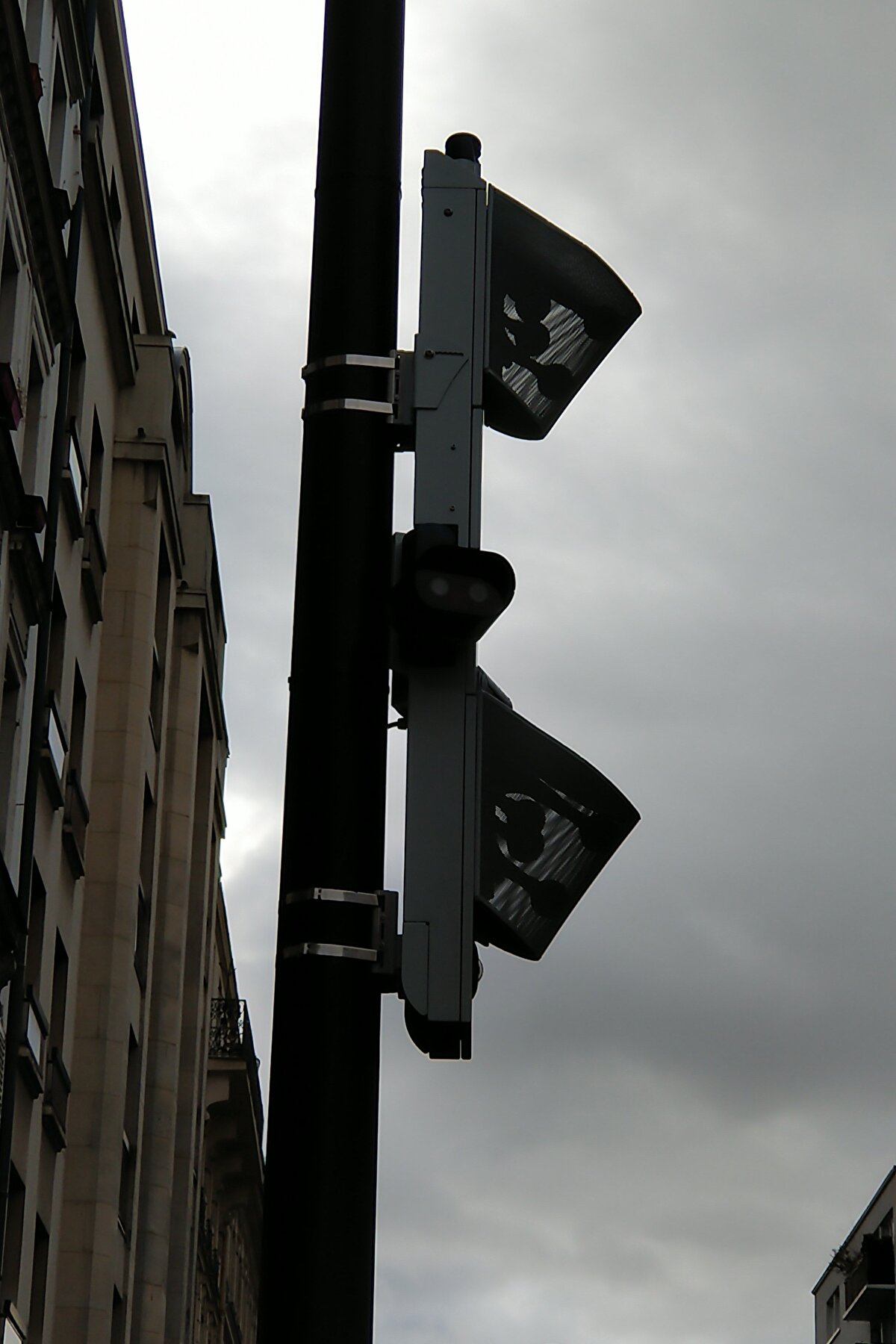 Fransa'da uzun bir süredir test edilen gürültü radarının 'Medusa' adı verilen sensörlerin, desibel ölçümü yaparak araçların ürettiği akustik izlerin görselleştirdiği ifade edildi. Gelecek birkaç ay boyunca radarın, yüksek sesli motosikletlerin veya arabaların plakalarını doğru bir şekilde tanımlayıp tanımlayamayacağını test edilecek. Cezaların ise 2023 başlarında kesilmeye başlanması bekleniyor.