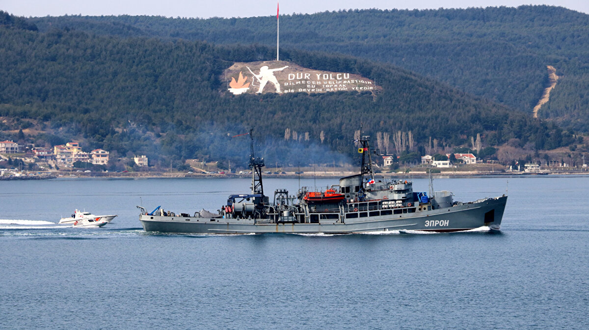 Kilitbahir Kalesi ile Kilitbahir köyü dağında bulunan 'Dur Yolcu' yazısı önünden geçen savaş gemisine, güvenlik nedeniyle Türk Sahil Güvenlik botu eşlik etti.