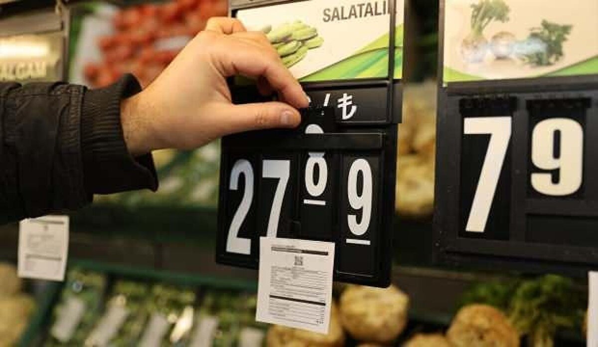  Türkiye Ekonomi Modeli Yeni Adımlar ve Enflasyon Tedbirleri Tanıtım Toplantısı’na Vahdettin Köşkü'nden canlı bağlantıyla katılan Cumhurbaşkanı Recep Tayyip Erdoğan, “Konuşmama başlarken mal ve hizmetlere uygulanacak KDV oranlarının tespitine ilişkin kararda değişiklik yapılmasına ilişkin kararın yürürlüğe konulmasına 3065 sayılı Katma Değer Vergisi Kanunu'nun 28. Maddesi gereğince karar verilmiştir. Ben de şu anda imzamı atıyorum. Böylece inşallah bunu yürürlüğe sokuyoruz. Hayırlı olsun” dedi.<br><br>