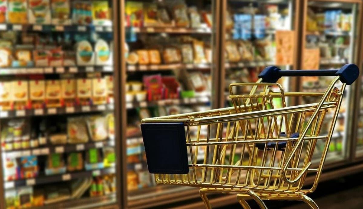 Cumhurbaşkanı Erdoğan'ın temel gıda ürünlerinde KDV'nin yüzde 1'e indirildiğini açıklamasının ardından gözler indirimli gıdalara çevrildi. KDV Sistemini Sadeleştirme Programı kapsamında temel gıda ürünlerinde yüzde 8 olan KDV’nin yüzde 1’e indirilmesinin ardından gıda perakendecileri hızla etiketleri yenilemeye başladı.<br><br>