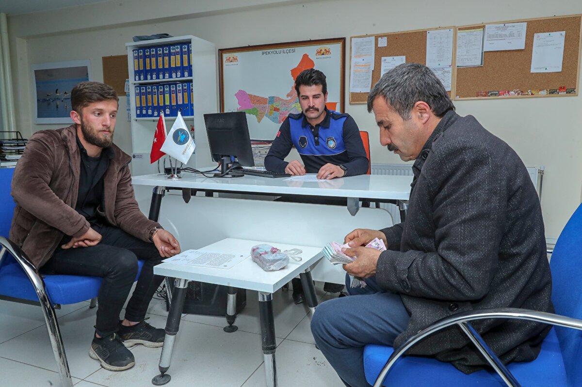 Parasını kaybeden İltemiş ve görgü tanıkları, İpekyolu Zabıta Müdürlüğü'ne gelip tutanakla teslim aldı.