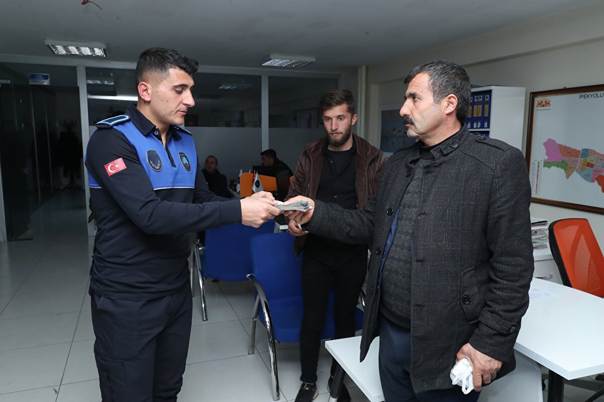 İpekyolu Belediyesi Zabıta Müdürü Tamer Seymen, bulunan 11 bin 900 TL'nin sahibine teslim edildiğini belirterek, "Yaptığımız araştırmada parayı düşürenin Turan İltemiş, parayı verenin Cimşit İltemiş ve olay tanığının Zeki İltemiş olduğunu tespit ettik. Bunun üzerine 3 kişiyi çağırdık. Bu şahısların sorulan sorulara doğru cevaplar verdiği tespiti üzerine, buluntu parayı sahibi Turan İltemiş'e tutanaklarla teslim ettik" dedi.