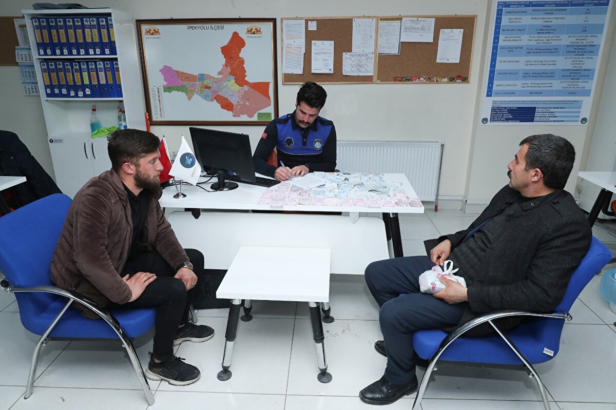 Zabıta ekipleri Tuncer'in yanına giderek parayı aldı. Yapılan araştırmaların ardından paranın Turan İltemiş'e ait olduğu belirlendi.