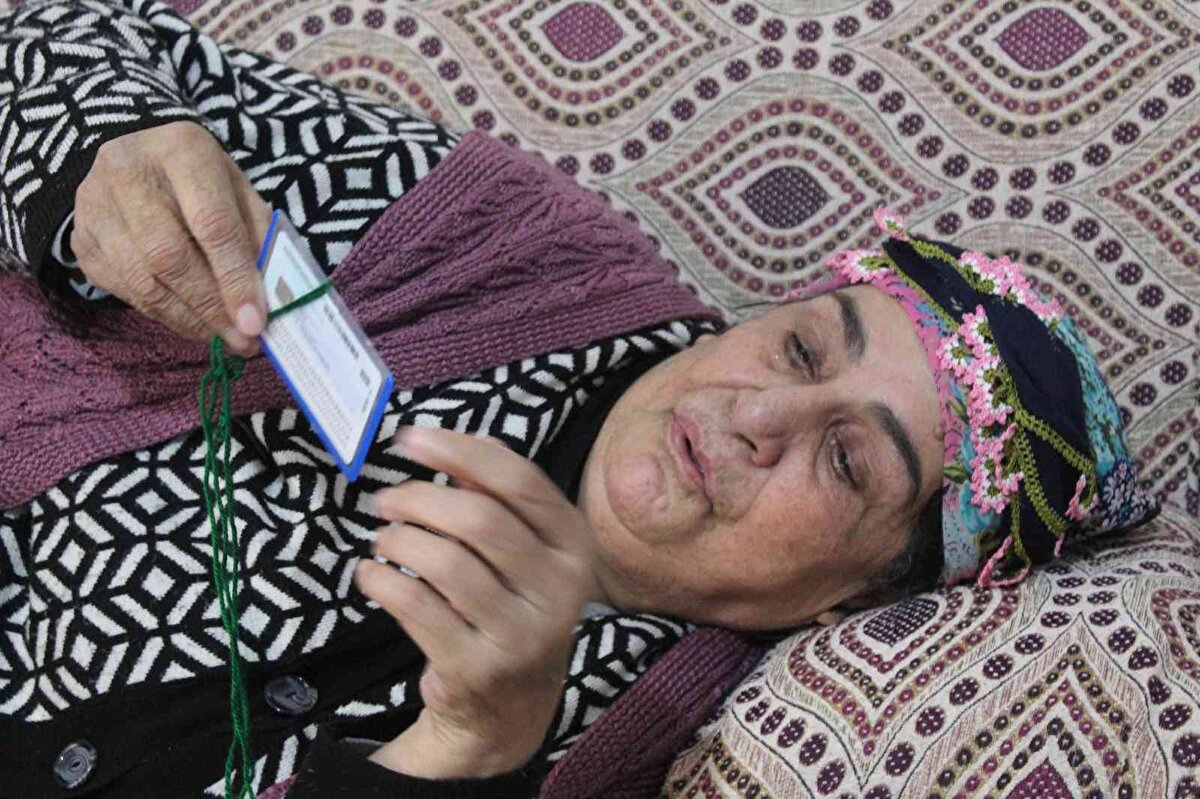 "SESİM OLAN HERKESE ÇOK TEŞEKKÜR EDERİM"<br><br>Yaşadığı zor süreçte sesini duyuran İhlas Haber Ajansı (İHA) ile kimlik çıkarma sürecinde kendisine destek olan yetkili kurumlara teşekkür eden Elif Bayu, "Bana destek olan, sesimi duyuran herkese çok teşekkür ediyorum. İçişleri Bakanı Süleyman Soylu'ya, Nüfus ve Vatandaşlık İşleri Genel Müdürü Şefik Aygöl'e, Müge Anlı ve ekibine yani herkese çok teşekkür ederim. Önce Allah sonra da sizler beni yaşattınız. Ben sizlerin sayesinde kimliğime kavuştum" diye konuştu.