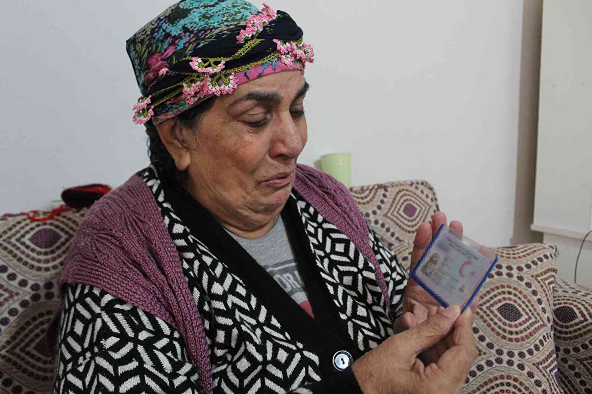 KİMLİĞİ BOYNUNDA TAŞIYOR<br><br>Boynunda taşıdığı kimliğini yanından hiç ayırmayan Bayu, kimliğini öpüp koklayarak seviyor. 74 yıldır kendisiyle aynı isimi taşıyan kız kardeşinin kimliğini kullanan Bayu, kendi kimliğiyle varlığını kanıtlayınca hüngür hüngür ağlayarak, "Yıllar sonra sevgilime kavuştum, millet sevgilisini öper koklar, ben de her akşam kimliğimi öpüyorum, hiç yanımdan ayırmıyorum" dedi.