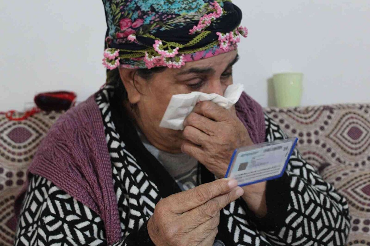 "YENİ DOĞMUŞ BİR BEBEK GİBİ HİSSEDİYORUM"<br><br>Kimliğine kavuşmasıyla yaşadığı sevinci İHA'ya anlatan Elif Bayu, yeni doğmuş bir bebek gibi hissettiğini söyleyerek, "Bütün Türkiye inansın ki ben çok sevinçliyim, çok mutluyum. Gaziantep'ten İstanbul'a giderek kimliğimi aldım. Tüm Türkiye'ye sesimi duyurdum. Ben artık gerçekten yaşıyorum. Ben yeni doğmuş bir aylık bir bebek gibi hissediyorum. Kimliğimin çıkmasını oğlum da çok istiyordu ama görmeye ömrü yetmedi. Kimliğimi çıkardıktan sonra oğlumun mezar taşına sürdürdüm o görsün diye" ifadelerini kullandı.