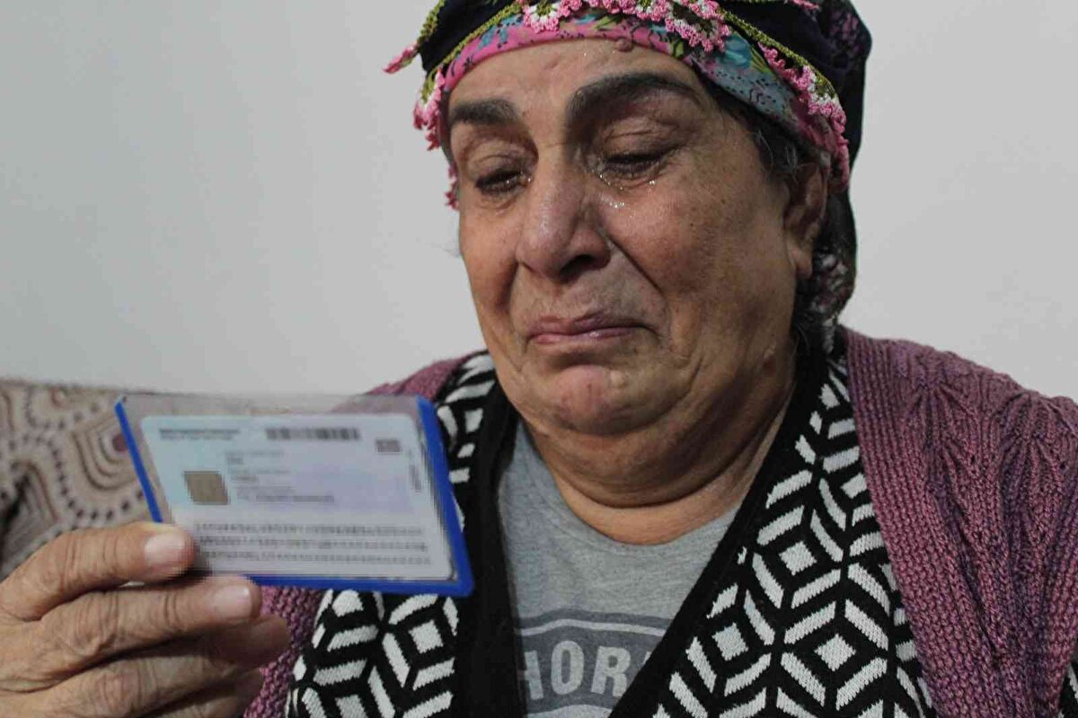 Gaziantep’te yaşayan Elif Bayu, küçük yaşlardayken ailesinin kendisine Kimlik çıkarmaması nedeniyle 74 yıl boyunca kız kardeşi Elif Gezer isimli kız kardeşiyle aynı kimliği kullandı. Yarım asırdan fazladır kimliksiz yaşadığı haberlerinin çıkmasının ardından Türkiye’nin gündemine oturan yaşlı kadın için Nüfus ve Vatandaşlık İşleri Genel Müdürlüğü seferber oldu. İhlas Haber Ajansı’nın (İHA) sesini duyurduğu Bayu, televizyon programlarına çıkarak yıllardır yaşadığı zorluğu anlattı. 2 aylık bir çalışmayla tamamlanan yasal işlemlerin ardından kimliği çıkarılan Bayu, 74 yıl sonra kavuştuğu kimliğinin sevincini yaşıyor.<br><br>