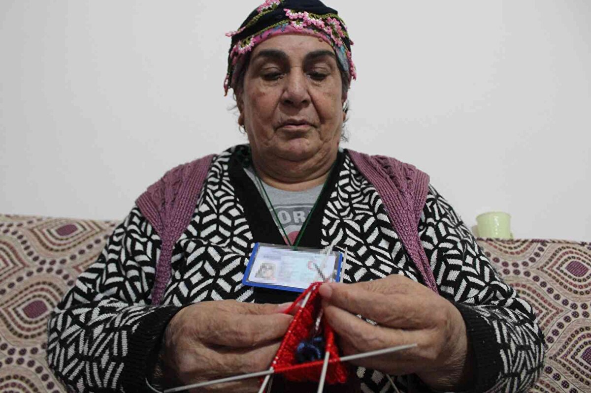 "BEN ARTIM İKİ KİŞİYİM, KİMLİĞİM VE BEN”<br><br>Kimliğine kavuştuğunda eşine kavuşmuş gibi hissettiğini aktaran Elif Bayu, "Bir insanın var olması için kendisi ve kimliği gerekir. Ben kendim vardım ama kimliğim yoktu, esasında ben de yoktum. Ben artık iki kişiyim, kimliğim ve ben. Kimliğim yokken ben bir ölüydüm. Geziyordum, nefes alıp veriyordum ama yaşayan bir ölüydüm. Adım yoktu, sanım yoktu, hiçbir şeyim yoktu ama artık kimliğimle beraber ben de varım. Kimliğim her zaman yanımda ve benim. Kimliğimi hiç yanımdan ayırmıyorum. Ya cebimde taşıyorum ya da boynuma asıyorum. Evde otururken bile boynuma asıyorum. Örgü örerken bile boynumda duruyor” ifadelerine yer verdi.