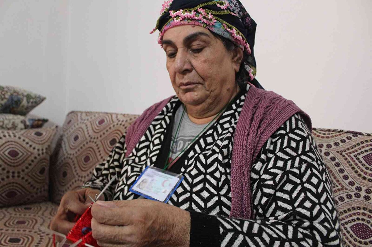 "ÖLSEM KİMSESİZLER MEZARLIĞINA GÖMÜLMEYECEĞİM”<br><br>Kimliği olmadan önce kimsesizler mezarlığına gömülmekten çok korktuğunu söyleyen Elif Bayu, "Ben artık ismen de cismen de varım. Ölsem bile artık kimsesizler mezarlığına gömülmeyeceğim. Benim de artık bir ismim var. Ölürsem benim de ismimin olduğu bir mezar taşım olacak. Mezarıma ‘Elif Bayu’ diye yazacaklar. Ben kimliğimin çıkacağına hiç inanmıyordum. Önce Allah'ın sonra da sizlerin sayesinde kimliğime kavuştum" dedi.