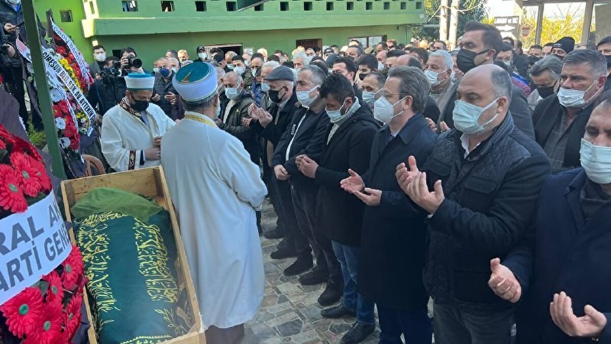 Sıla Şentürk için Yalı Mahallesi Camii’nde öğle namazı sonrası cenaze namazı kılındı.<br><br>Genç kızın annesi Asiye ve babası Bekir Şentürk cenazede güçlükle ayakta dururken, cenaze namazına Giresun Valisi Enver Ünlü, İl Emniyet Müdürü Saruhan Kızılay, genç kızın yakınları ile mahalle sakinleri katıldı. <br><br>Kılınan cenaze namazının ardından Şentürk aynı mahalledeki aile kabristanlığında toprağa verildi.<br><br>