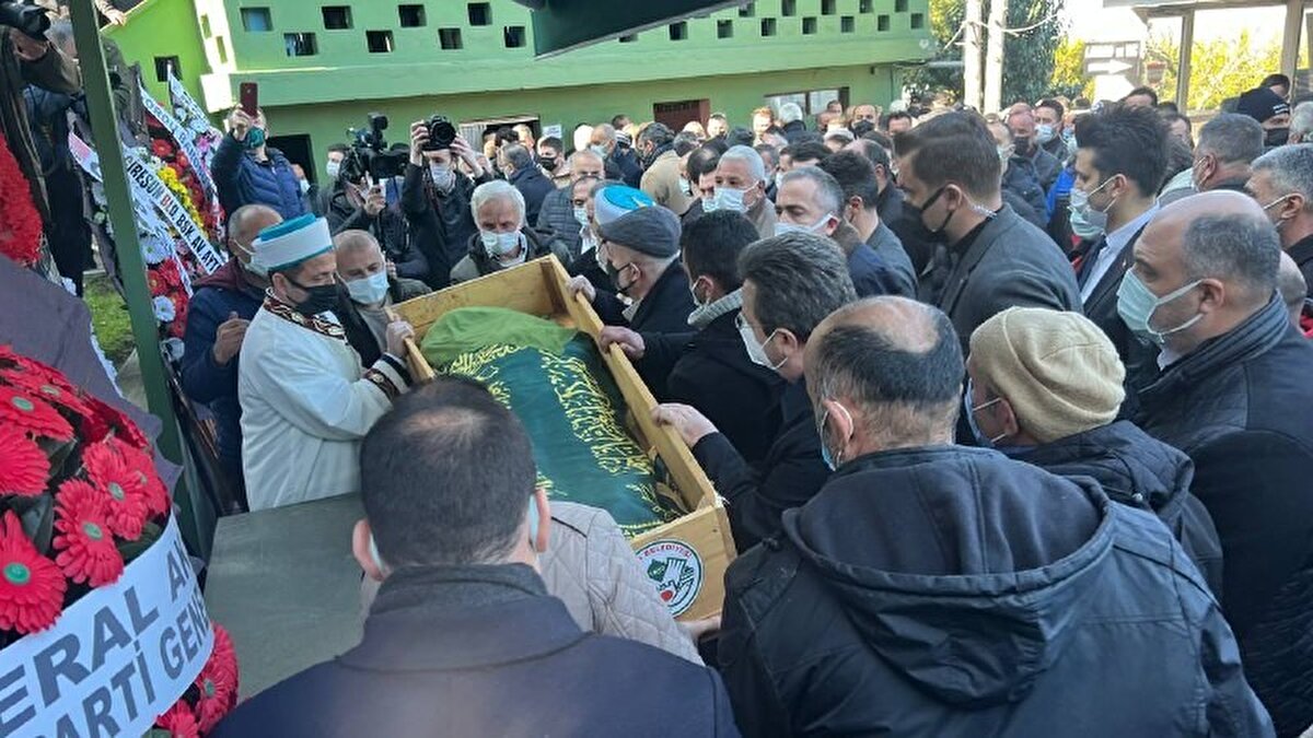 Giresun'da boğazından bıçaklanarak öldürülen 16 yaşındaki Sıla Şentürk için cenaze töreni düzenlendi.<br><br>Eski nişanlısı Hüseyin Can Gökçek tarafından  öldürülen Sıla Şentürk’ün cenazesi Giresun Adli Tıp Kurumu’ndaki otopsi işlemlerinin ardından sabah saatlerinde alınarak Erikliman köyündeki evine getirildi.