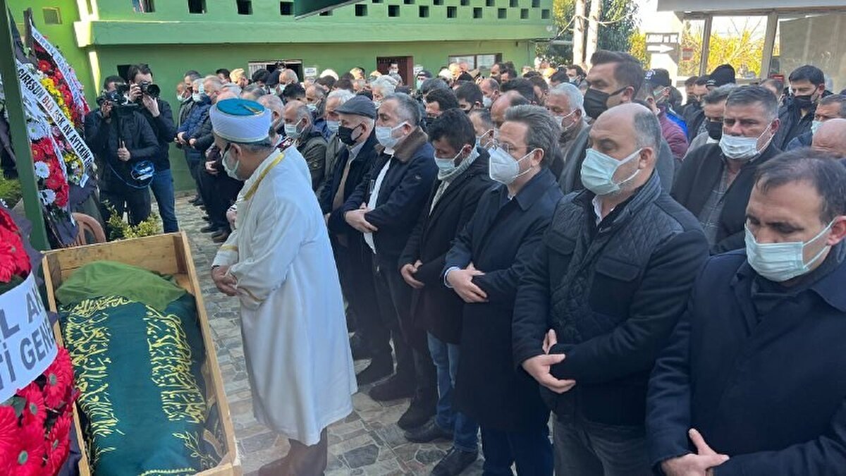 Erikliman köyü muhtarı İsmail Yüksel, nişan bozulunca kızın sürekli tehditler aldığını belirterek, “Ankara’dan geliyor, burada bir gece otelde kalıyor. Sabah 8.30’da taksi tutup burayı bildiği için geliyor. Köyümüz çok kalabalık değil. Kızımızın babası balıkçı olduğu için denizde, annesi işte, küçük kardeşi okulda. Felçli babaannesiyle beraber evde kalıyor" dedi.<br><br>