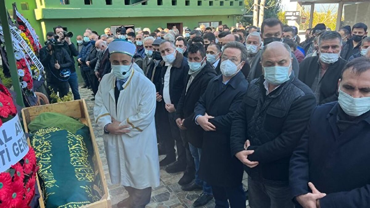 Burada helallik alınmasının ardından cenaze, Yalı Mahallesi Camii’ne götürüldü.<br><br>Cenazede baba Bekir Şentürk, taziyeleri kabul ederken anne Asiye Şentürk kızının tabutuna sarılarak gözyaşı döktü.