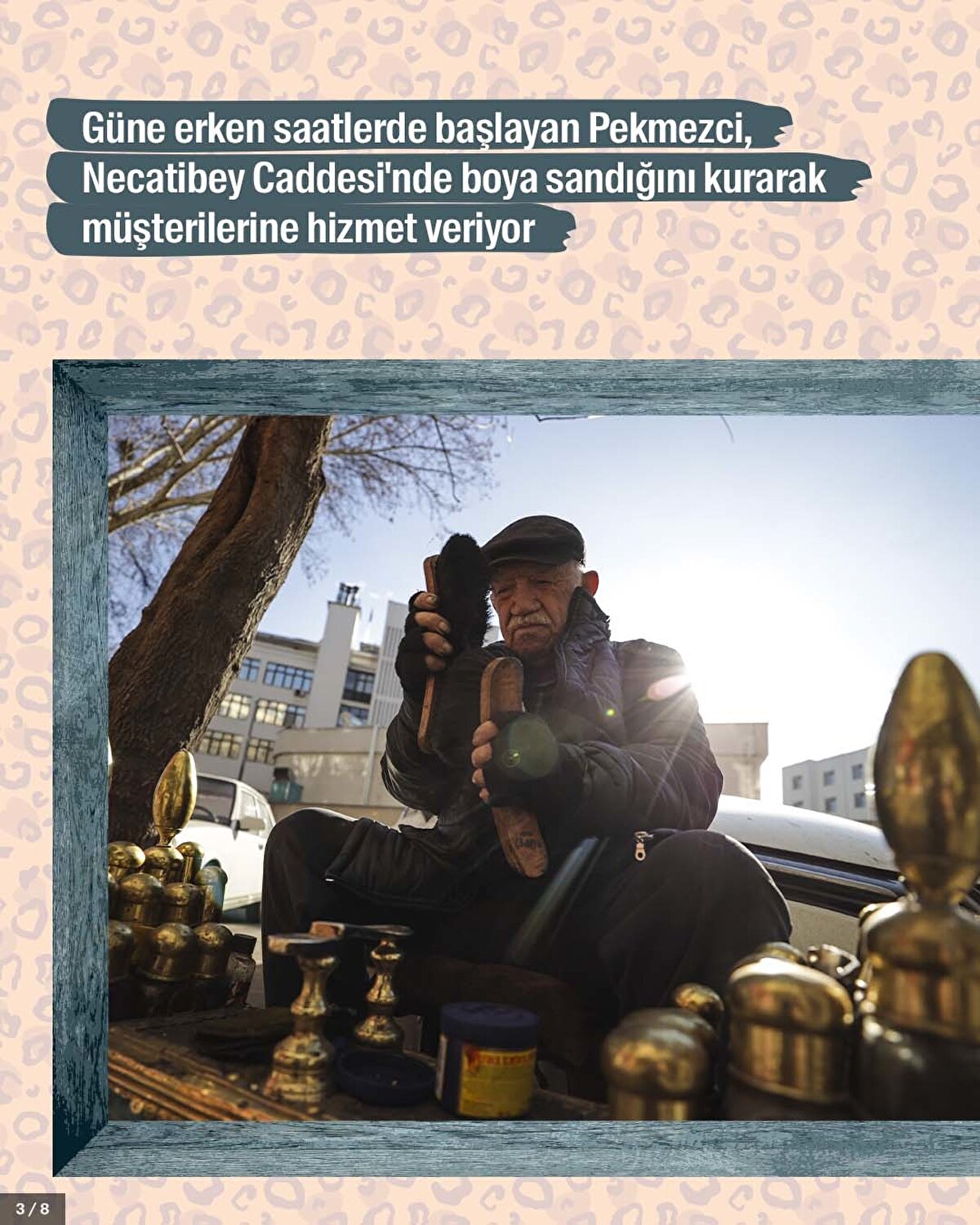 Güne erken saatlerde başlayan Pekmezci, Necatibey Caddesi'nde boya sandığını kurarak müşterilerine hizmet veriyor.