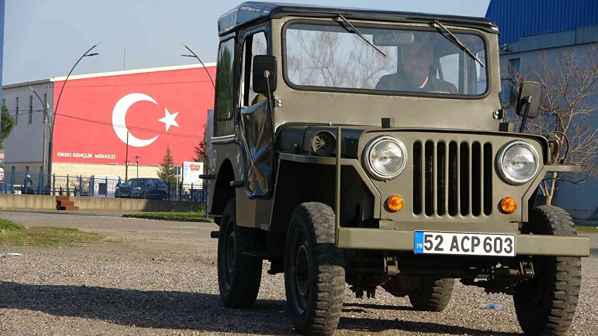 Müteahhit Adnan Aydın, 1952 model, "Cip sevdası bizde çocukluktan geliyor. Büyüklerimiz eskiden hep cip kullanırdı, babamlarda da vardı, akrabalarımızda da vardı. Onlardan görerek heveslendik ve Fatsa ilçesinden bu cipin şasesini hurdalıktan satın aldık. Sonrasında 1952 yılına uygun olarak ve tamamen orijinal olarak toparlatarak bu hale getirdik. Tamamen her aksamı orijinal" dedi.<br><br>