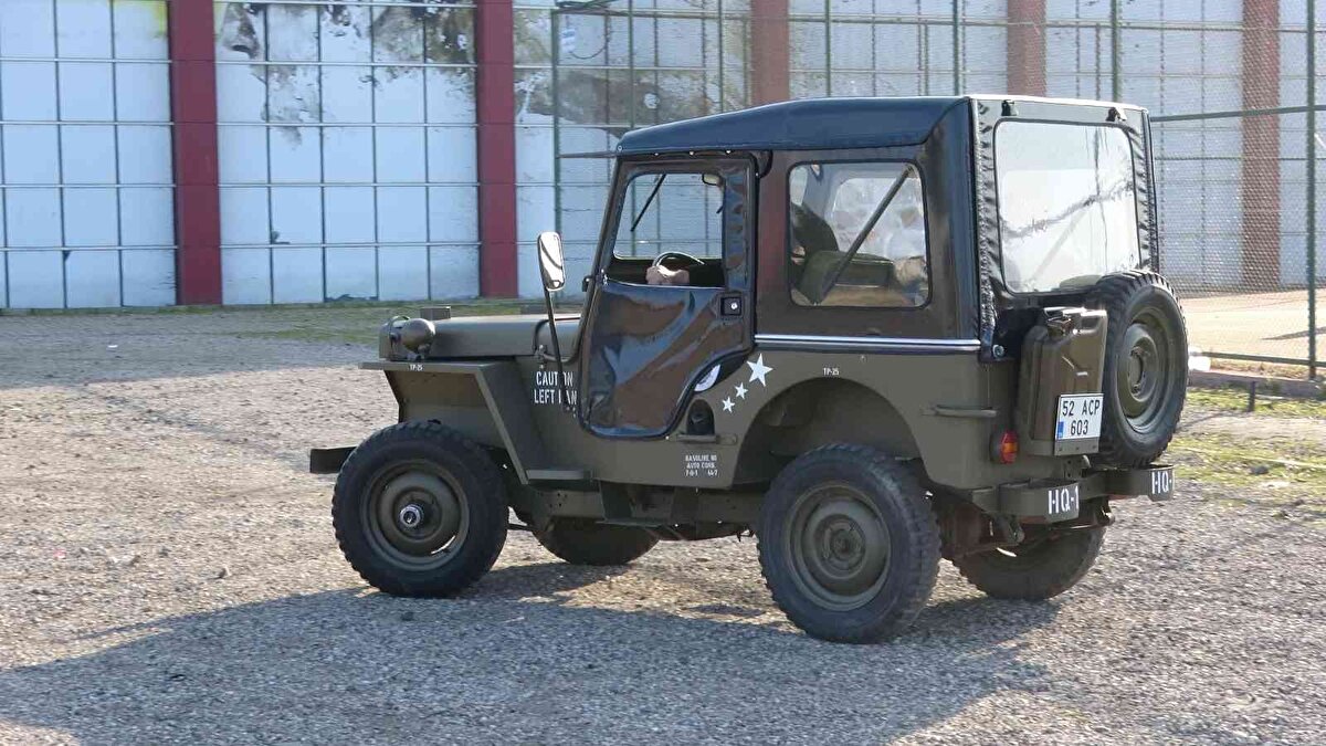 "Zaten bu aracın şasisi de askeri cip olarak üretilmişti. Parçaları temin edildikten sonra yapımı bir ay kadar sürdü" diyen Adnan Aydın, "Bu biraz masraflı oldu ve yaklaşık 110 bin TL para harcandı. Yapım aşamasında iken 140 bin lira teklif edildi ama satmadık. Çünkü bu aracın zevkini almayı istiyoruz. Her gören askeriyeden aldığımızı sanıyor. Bunlar arazili ve çamur takviyeli olduğu için çok dikkat çekiyor. Motor ve karbüratör aksamı da tamamen askeriye için üretilen parçalarıdır. Tamamıyla 1952 yılının ruhunu yaşatıyor, yazın tentesi açık kullanılıyor" şeklinde konuştu.<br><br>