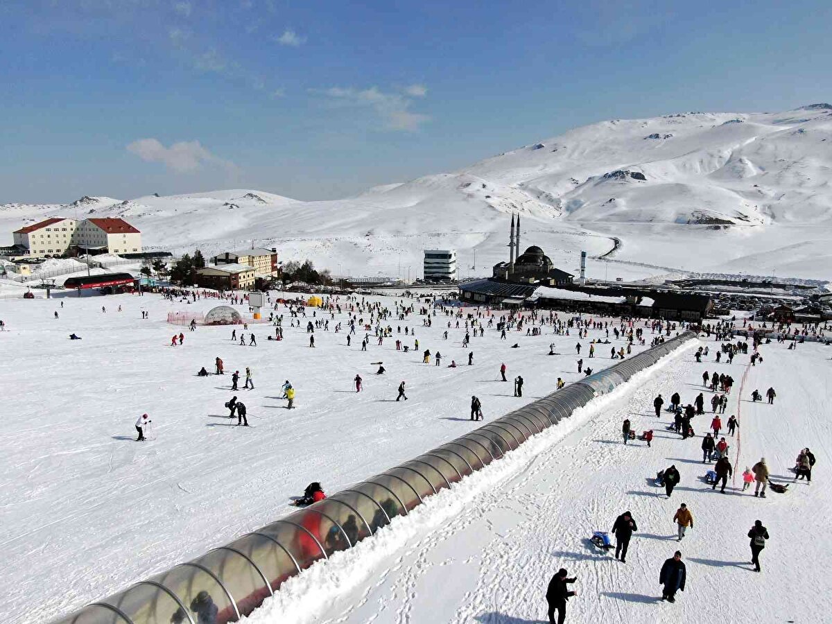 Erciyes Dağı'ndaki yoğunluk dron ile havadan görüntülenirken, İstanbul'dan kayak yapmak için Kayseri'ye gelen Yunus Kızılay; "Ekipteki tecrübeli arkadaşlarımız burayı önerdi. Bugün ilk günümüz. Açıkçası çok beğendim. Birçok yerde kaydım, seviyem için geniş pistler yoktu. Burası başlangıç için çok güzel bir pist, çarpma çok düşük bir risk" dedi.<br><br>