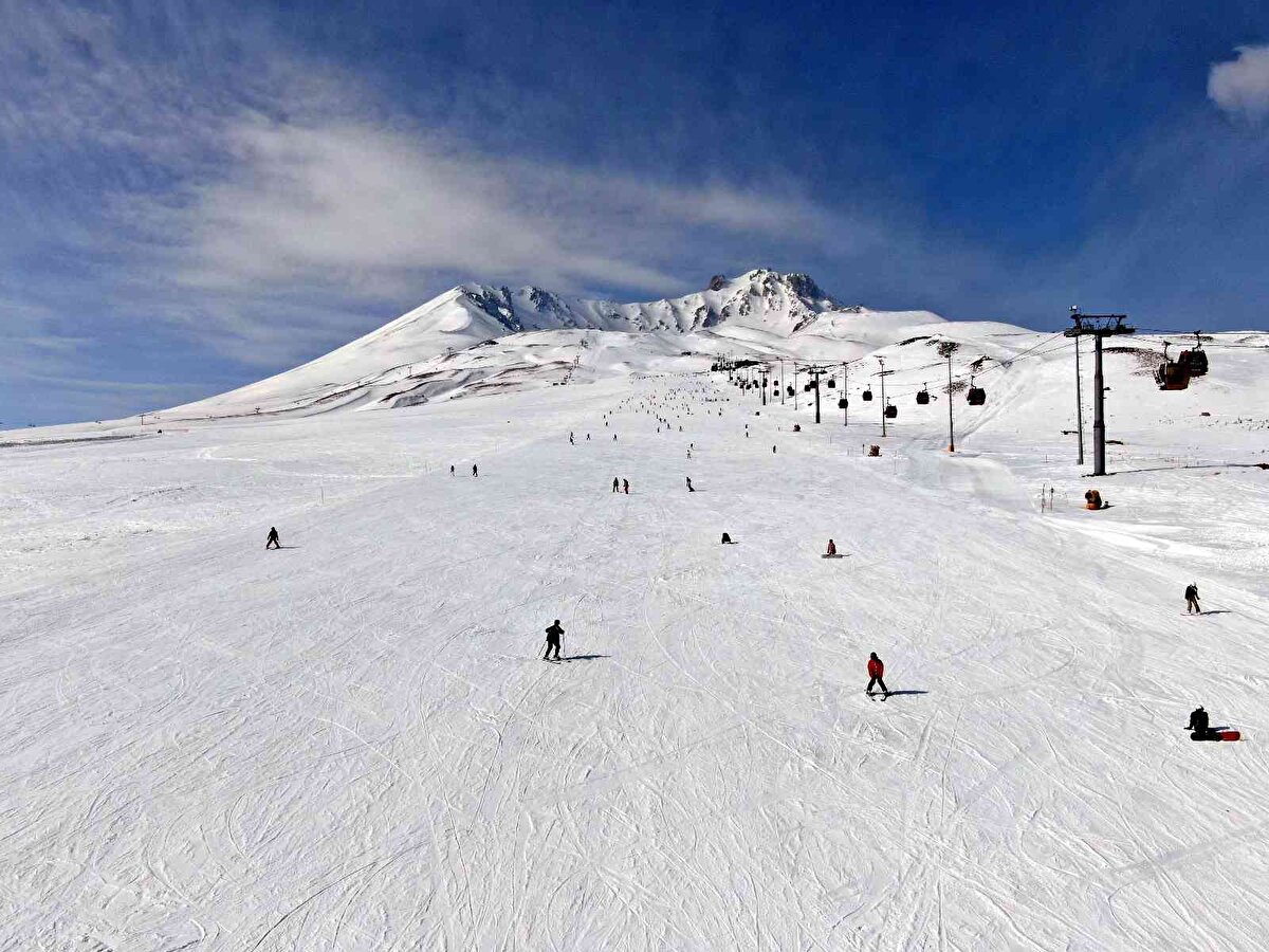 Güzel havayı değerlendirmek isteyen yerli ve yabancı turistler, 4 kapıda 41 pistte hizmet veren Erciyes Kayak Merkezi'nde karın keyfini çıkardı.