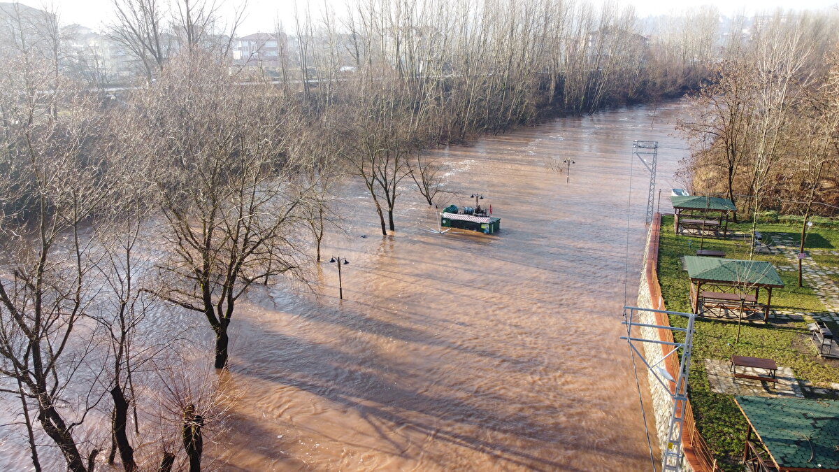 Yağışlar, Arıt Deresi'nde de taşkına neden oldu.<br><br>