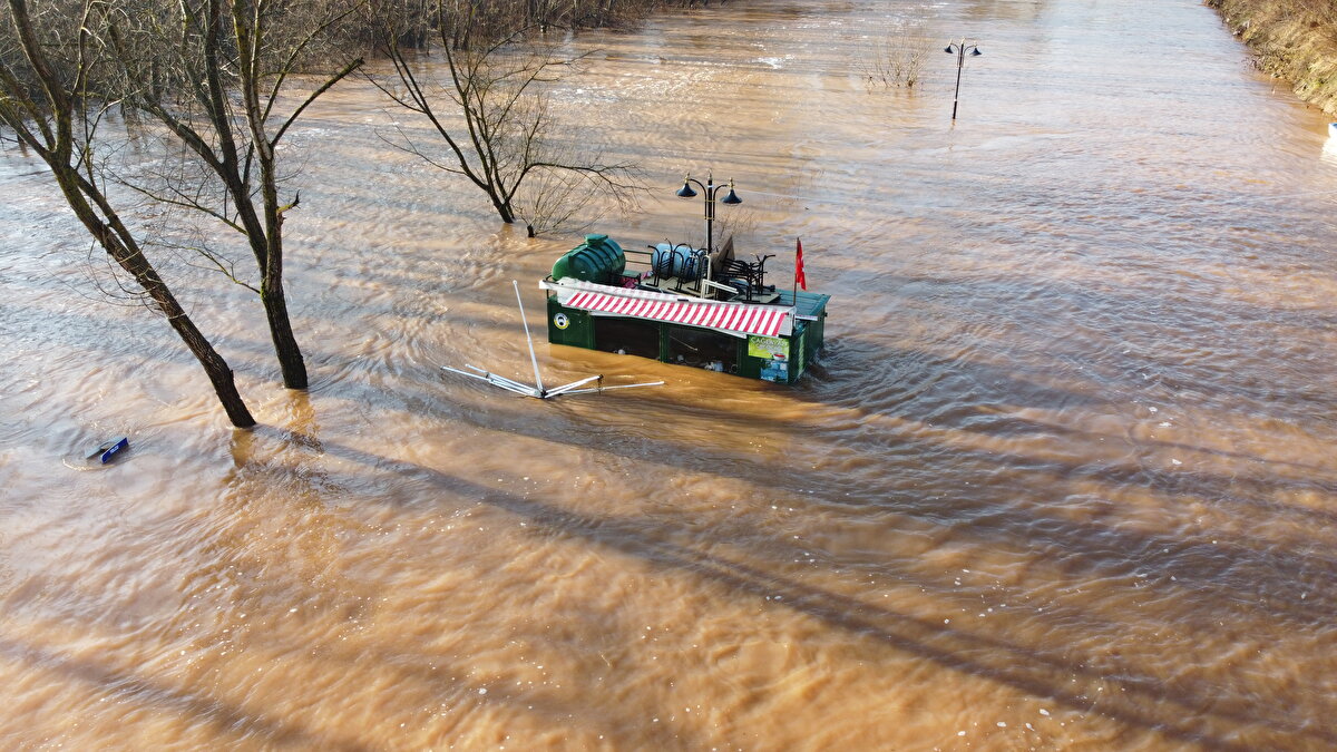 Tabanözü ve Epçilerkadı köylerini birbirine bağlayan Tabanözü ile Alibaş ve Çukurbük köylerini birbirine bağlayan Alibaş köprüleri, su altında kaldığı için İl Özel İdaresi ekiplerince ulaşıma kapatıldı.<br><br>