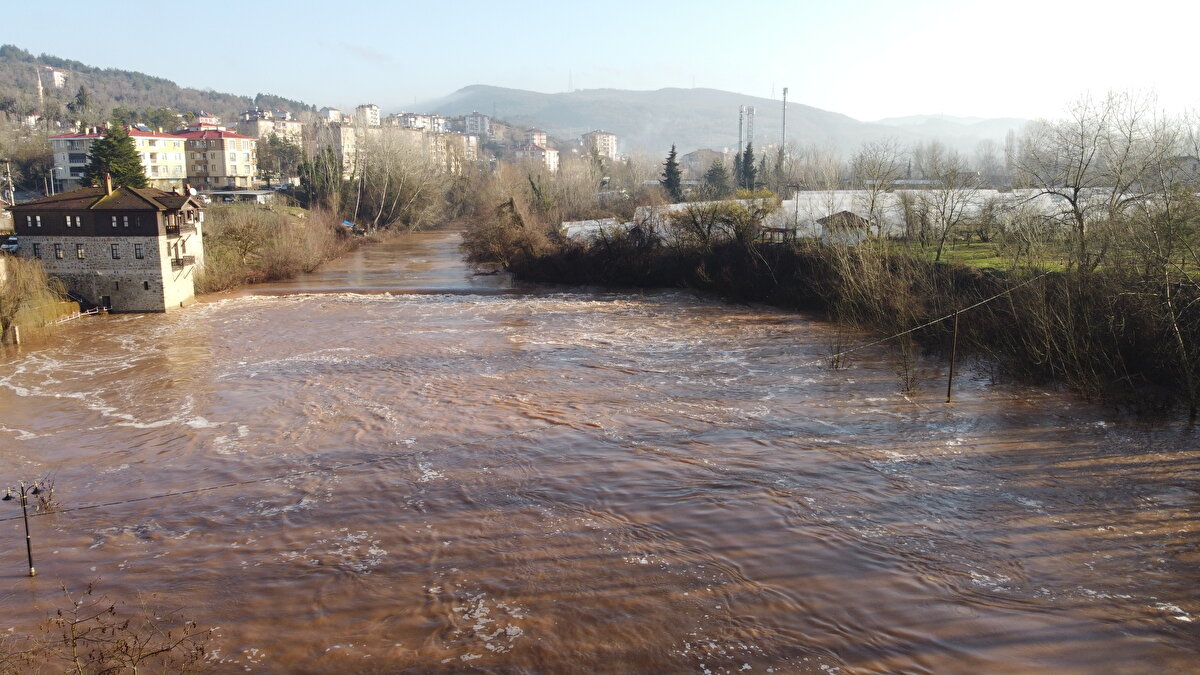Kozcağız-Kumluca yolu Boğazköy mevkisi, Kocanaz Çayı'nın taşması nedeniyle ulaşıma kapanırken, trafik servis yolundan sağlanıyor.<br><br>