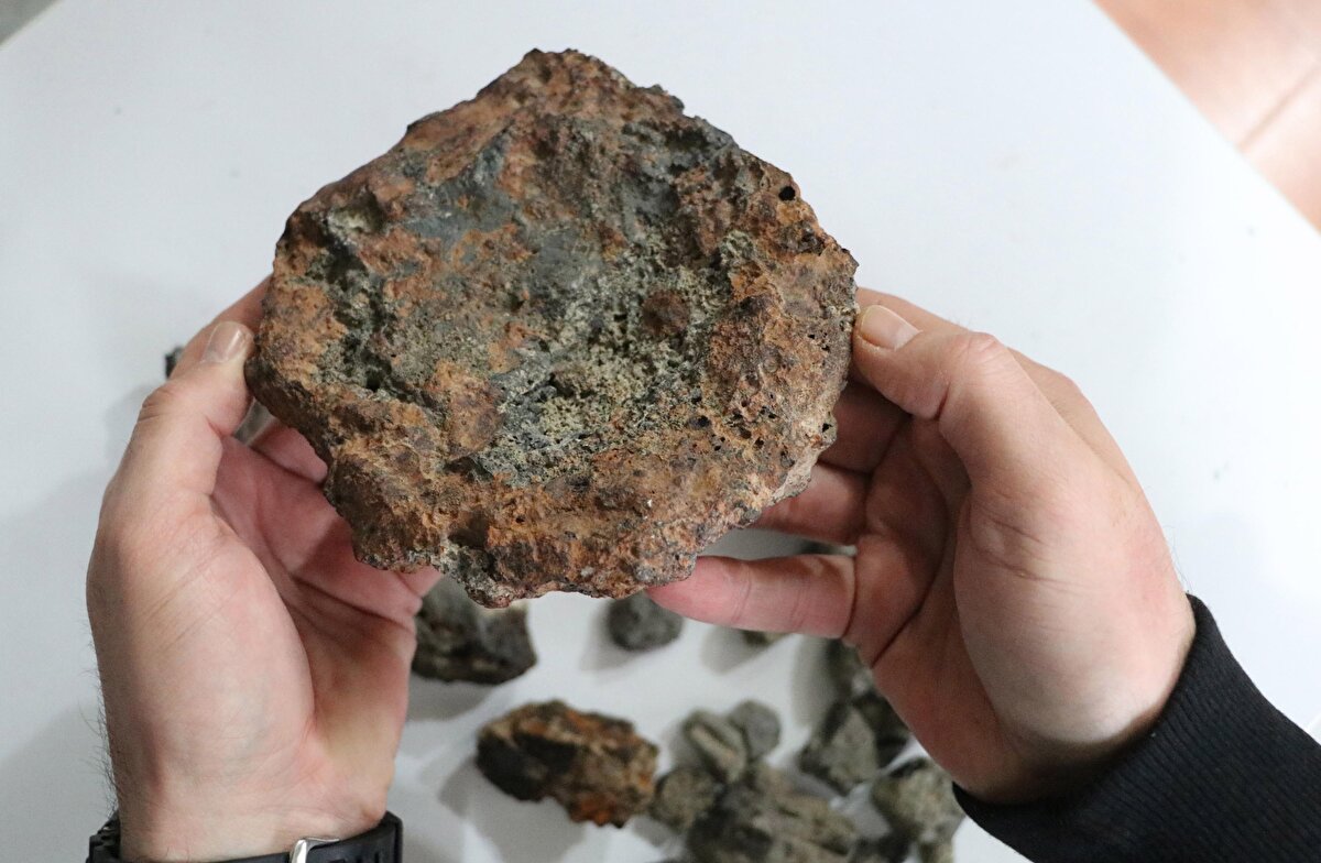 Meteorit olabileceği değerlendirilen magmatik taş parçalarının yaklaşık 2 kilogram olduğunu ve satmak istediğini söyleyen Ali Urhan, "Testlerle meteorit olabileceğini kanıtladık. Meteorların alıcısı genellikle yurt dışından oluyormuş, ben de taşı satmak istiyorum. 
