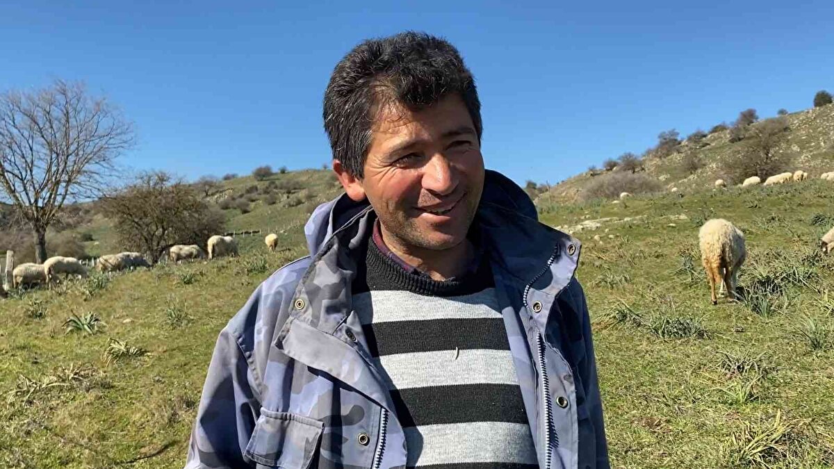 Türkiye ekonomisinin mihenk taşlarından olan tarım ve hayvancılık sektörü korona virüs salgını ile birlikte tekrar kıymete bindi. İklimi ve bitki örtüsü çobanlık için oldukça uygun olan Ege Bölgesi'nde ve özellikle Aydın'da hayvancılık özenle yapılıyor. Denizli'den hayvancılık yapmak için Aydın'ın Karpuzlu ilçesine gelen Özay Alabaş bölgedeki çobanlara da örnek oldu. Geçimini küçükbaş hayvan yetiştiriciliği ile sağlayan Özay Alabaş, hayvancılıktan kazandığı parayı yine hayvancılığa yatırarak sadece davar çobanlığı yaparak bin dönüm arazi sahibi olduğunu belirtti.