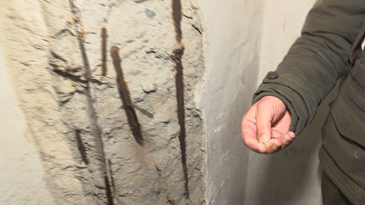 "TEK İSTEĞİM BİNANIN YIKILMASI"<br>26 yıldır sitede oturan ve 1 yıl önce evden taşınarak kiraya çıkmak zorunda kaldığını söyleyen Ramazan Taşlı, "Kendimi de geçtim yaşlı annem, yeğenlerim var. Burada nasıl kalalım? Belediyeden gelip numune aldılar. Pazartesi günü sonuçlar çıkacakmış. Bir an önce boşaltmamızı söylüyorlar. Tek isteğim buranın bugün yıkılması, herkesin evlerini boşaltması" dedi.