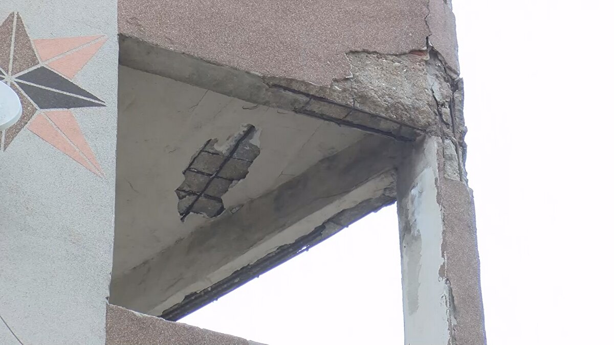 "BİR ŞEY YAPILMASI İÇİN ÖLMEMİZ Mİ LAZIM"<br>Site sakinlerinden Kadriye Toprak, karşıdaki binanın yıkıldığını bunun da kendi evlerini daha çok salladığına dikkat çekerek, "Bizim evimiz beşik gibi sallanıyor. Parası olan gidebiliyor ama biz çıkamıyoruz. 52 senelik bina gelip bir şeyler yapsınlar, ölmemiz mi lazım? Benim evimde de küçük çatlaklar var ama evin temeli gittikten sonra sağlam olsa ne olacak? Kolonların hepsi gitmiş, kırılmış, kum gibi eriyor" dedi.