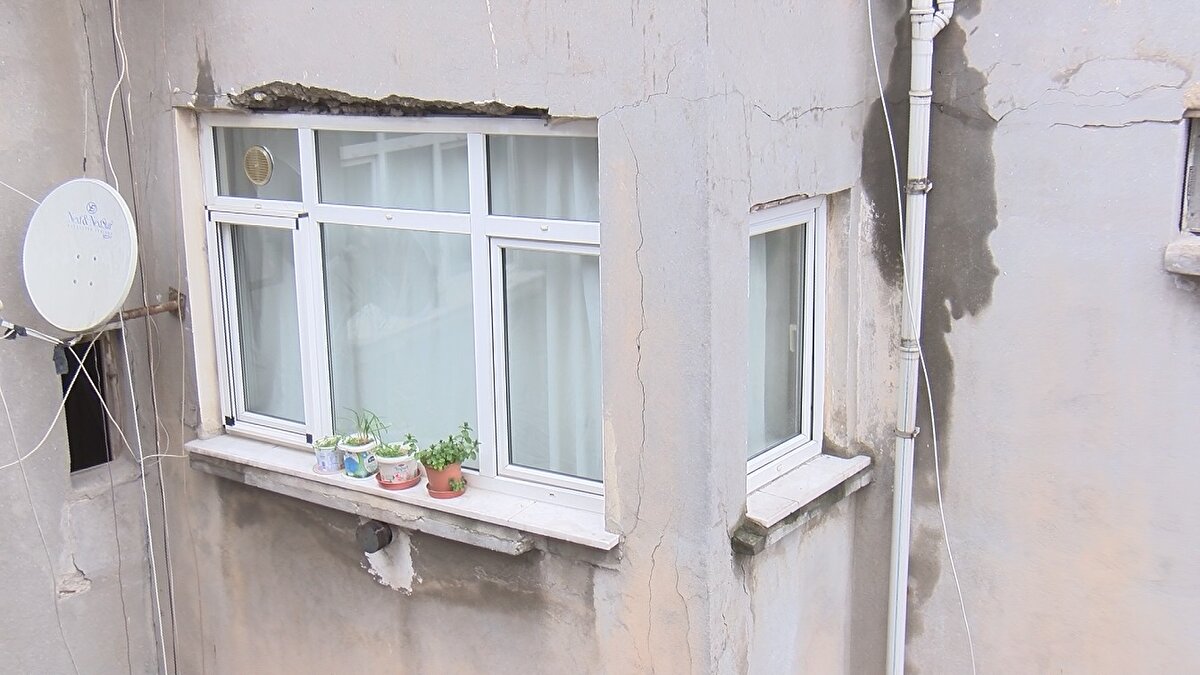 Çöken daire tavanlarına tahta çubuk koyarak ve naylonla kaplayarak çözüm bulduğunu söyleyen site sakinleri yetkililerden binaların yıkılması ve yeniden yapılması için destek bekliyor. <br><br>