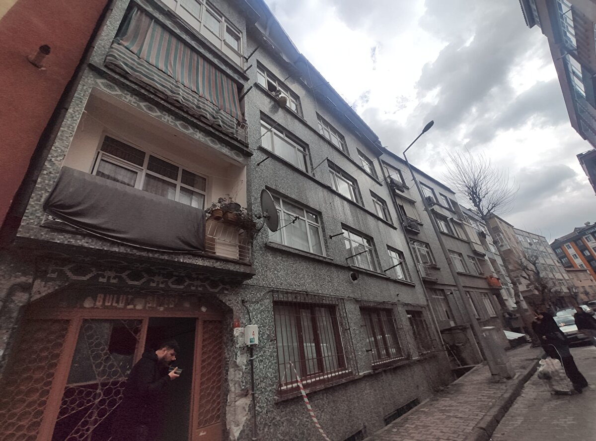 BELEDİYE İNCELEME YAPTI<br>Site sakinlerinin çağrısına kulak veren belediye ekiplerinin karot örneği alarak gerekli incelemeyi başlattıkları bildirildi.<br><br>Güngören Belediyesi'nden yapılan açıklamada, "Kentsel dönüşüm seferberliği ile vatandaşlara, kira yardımı, finansman desteği, yan yana anlaşan iki komşuya +1 kat fazla imar hakkı, dönüşüm için anlaşan sitelere yüzde 25 daha fazla imar hakkı tanınıyor. Bu binalardaki hak sahipleri de çıkan sonucun ardından yapılacak işleme göre bu haklardan faydalanabilecekler" denildi.