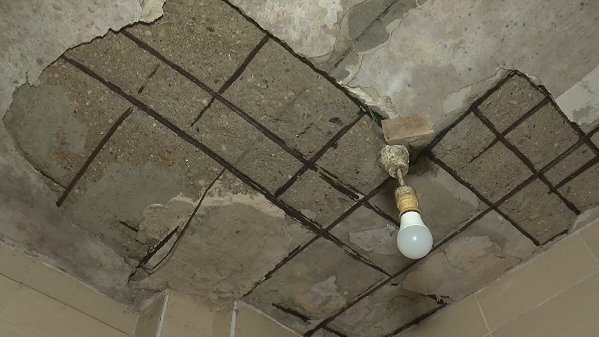 20 yılı aşkın süredir sitede oturan Fatma Aydemir ise, "Belediyeden gelip parça aldılar, sonucu pazartesi çıkacak. Burada kalmaktan çok korkuyorum, balkonuma zor çıkıyorum. Çocuklarımı, torunlarımı bakkala göndermekten korkuyorum. Tinerciler aşağı bodruma inip yangın da çıkarıyorlar" ifadelerini kullandı.<br><br>