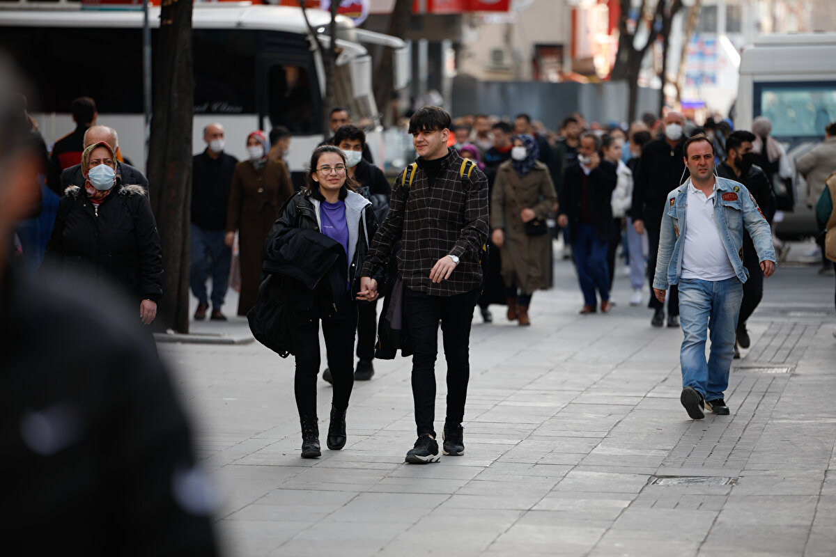 İstanbul'da eczacılar, maske satışlarının pandeminin ilk günlerine kıyasla yarı yarıya düştüğüne dikkat çekerken, Göğüs Hastalıkları Uzmanı Prof. Dr. Muhammed Emin Akkoyunlu, 'maskeyi kimse çıkarmasın' uyarısında bulundu. İstanbul sokaklarında vatandaşlar ise, maske zorunluluğu konusunda ikiye ayrılmış durumda.