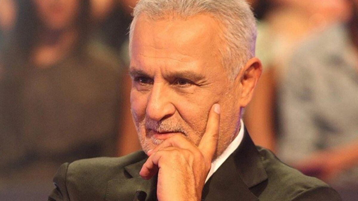 Devlet Demiryolları'ndan emekli bir memurun çocuğu olan Kenan Işık orta okul öğrenimi gerçekleştiği dönemde Malatya Halkevi'nde amatör tiyatro yapmaya başlamış, lise öğrenimini gerçekleştirdiği Ankara'da okurken ise Meydan Sahnesi'ne girmiştir. Gazi Üniversitesi İktisadi ve İdari Bilimler Fakültesi, Kamu Yönetimi Bölümü'nden mezun olan Işık, 1972 yılında Devlet Tiyatroları Genel Müdürlüğü sanatçısı olmuştur.<br><br>