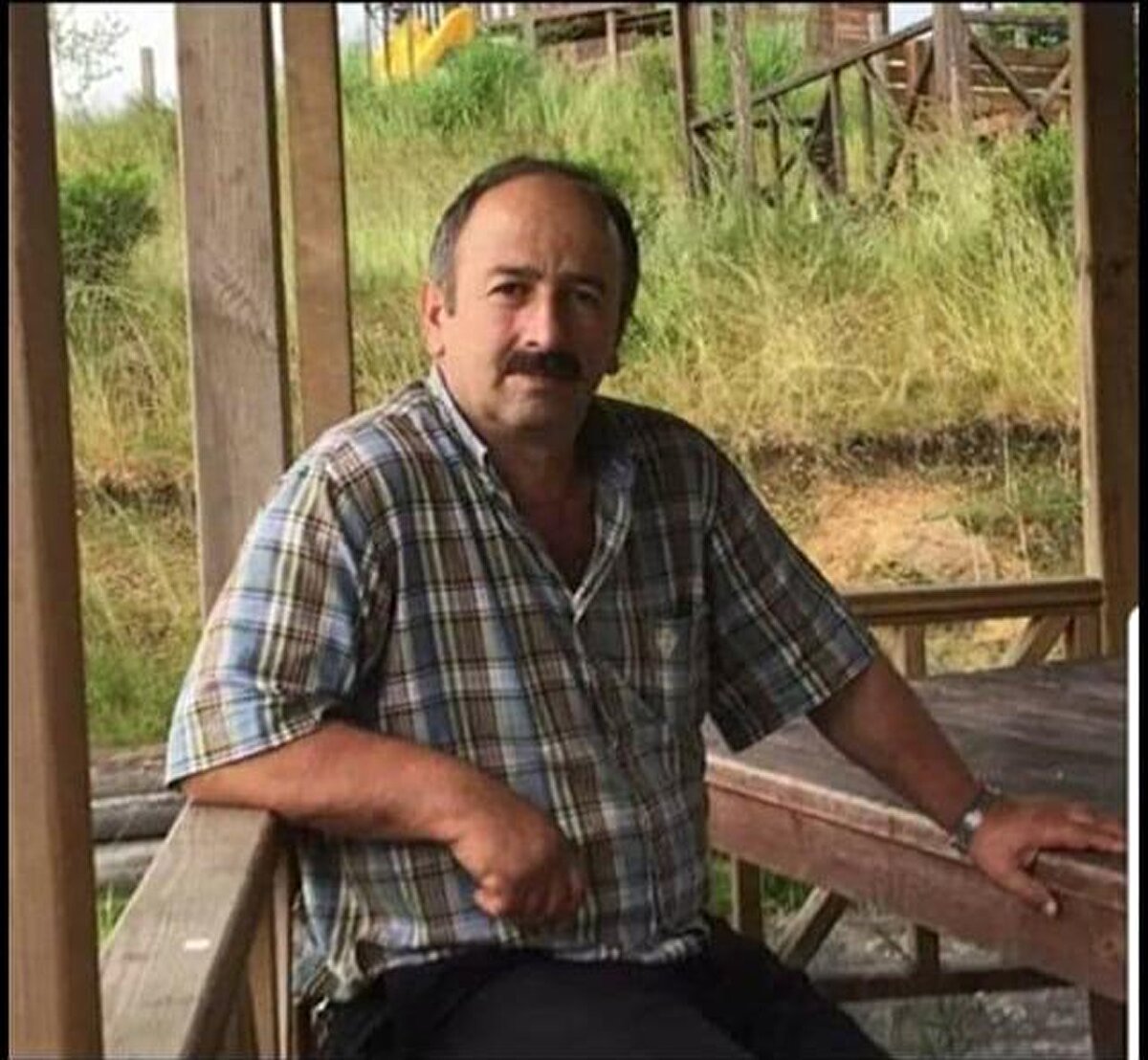 En son Ahmet Genç (43) (üstte fotoğrafta) de 13 Nisan'da aynı hastalıktan yaşamını yitirdi. Ölenlerden Muhammet, İbrahim ve Ahmet Genç’in kardeş oldukları belirtildi. Diğerlerinin ise, Muhammet Genç’in oğlu Burak Genç, kayınbiraderi Ali Genç, Ali Genç’in oğlu Bünyamin ile kız kardeşleri Fatma Duman ve Aysel Peçe olduğu bildirildi.<br>