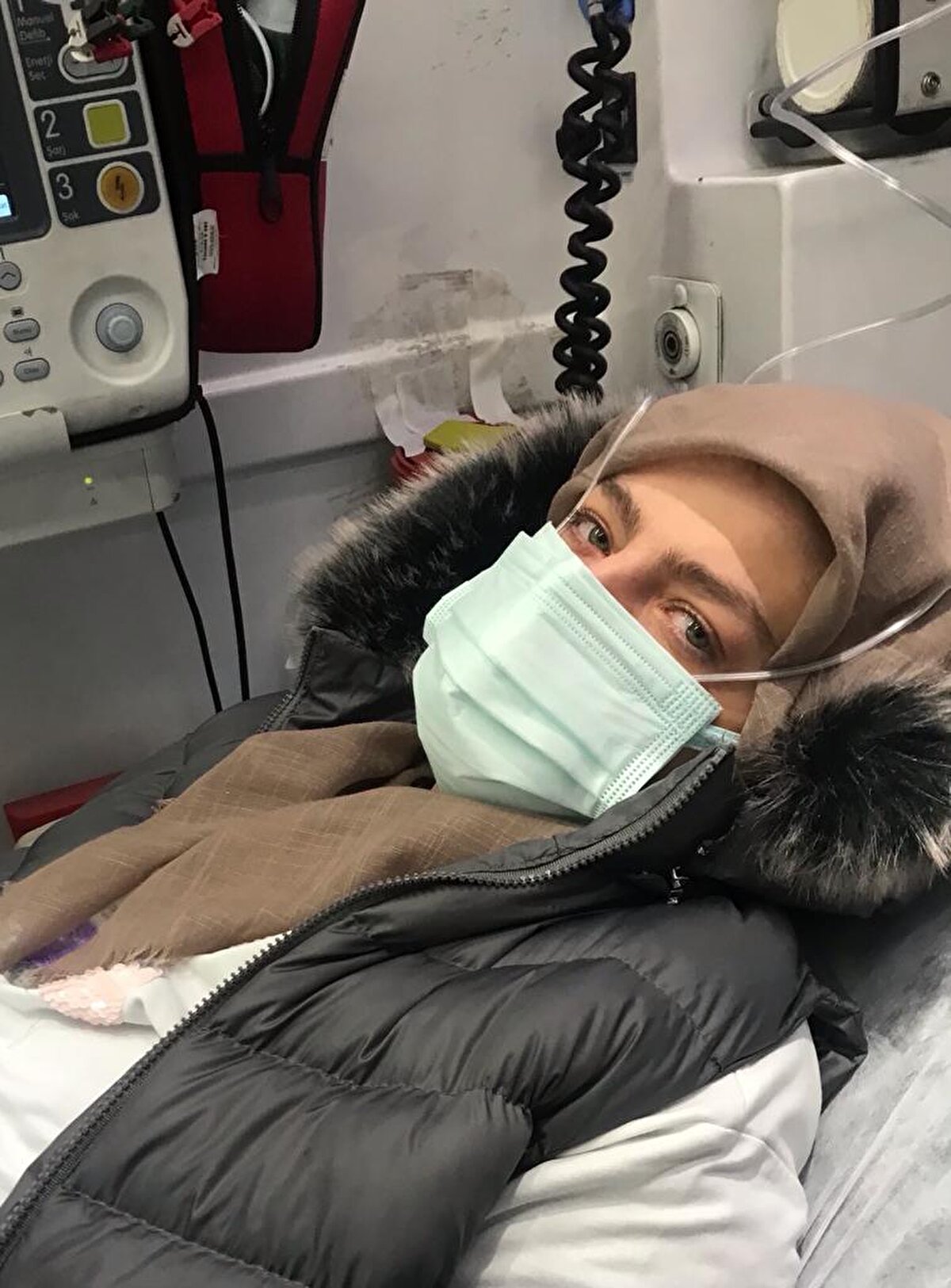 Babası, ağabeyi, 2 halası ve 4 kuzenini bu hastalıktan kaybeden, evli ve 1 çocuk annesi Şenay Genç Yalçınkaya (36), 3 aşı olmasına rağmen ağır seyreden koronavirüs nedeniyle entübe edildi. Ali Genç, "Ne yazık ki Şenay kızımız da entübe edildi. Biz koronavirüsle büyük bir sınav veriyoruz. Aileden geriye 5 kişi kaldık, genlerimizin araştırılmasını istiyoruz" dedi.<br>