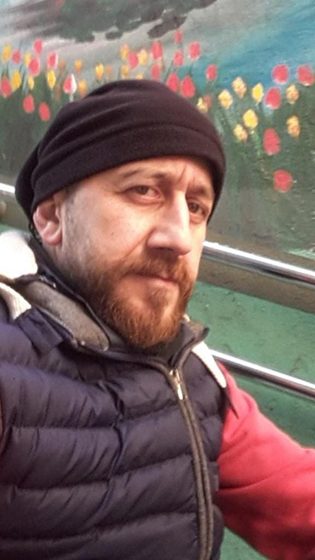 Babası, ağabeyi, 2 halası ve 4 kuzenini kaybeden, evli ve 1 çocuk annesi Şenay Genç Yalçınkaya (üstte fotoğrafta), 3 aşı olmasına rağmen ağır seyreden hastalık nedeniyle tedavi altında tutulduğu Rize Devlet Hastanesi'nde entübe edildi. Durumu ağır olan kadının yakınlarının endişeli bekleyişi sürüyor.3 kardeşi, 2 baldızı, yeğeni, kayınbiraderi ve kayınbiraderinin oğlunu kaybeden Ali Genç (63), koronavirüsle büyük bir sınav verdiklerini belirterek, "Koronavirüsten 8 yakınımızı kaybettik. Ne yazık ki Şenay kızımız da entübe edildi. Biz koronavirüsle büyük bir sınav veriyoruz. Aileden geriye 5 kişi kaldık, genlerimizin araştırılmasını istiyoruz.<br><br>